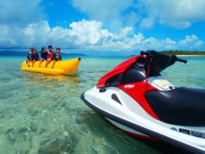 石垣島の海でマリンスポーツを体験する子供たち