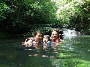 西表島のマイラ川で川遊びをする家族