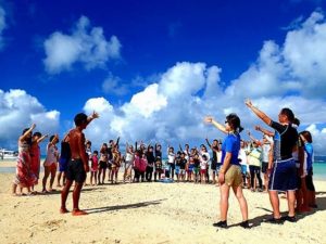 バラス島に上陸して遊ぶ人達