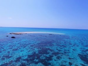 青く輝く小浜島周辺の海