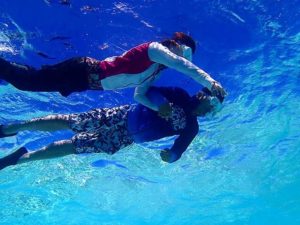 小浜島の透明な海でシュノーケリングをするカップル