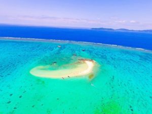 幻の島周辺の美しい海を空撮