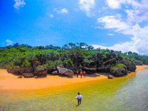 小浜島のビーチを訪れる人