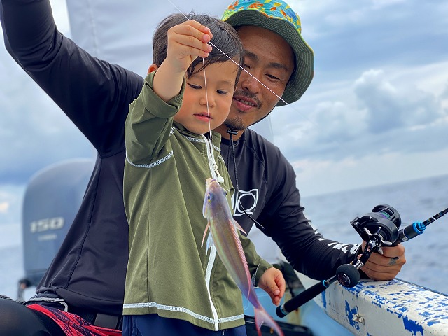 石垣島で釣りを楽しむ親子