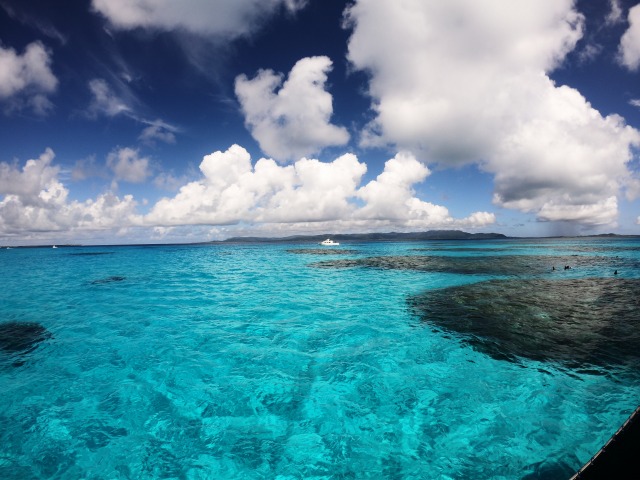 パナリ島の透き通る海