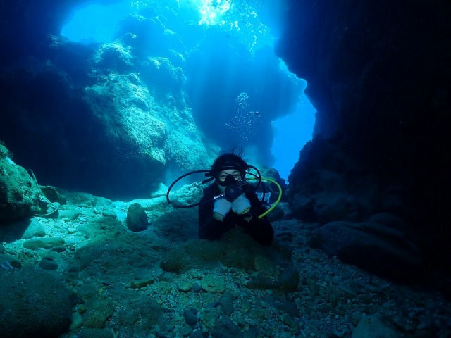 沖縄本島の青の洞窟でのダイビング体験