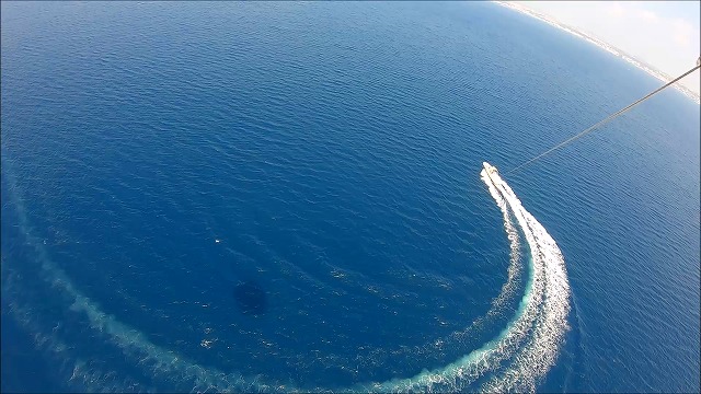 パラセーリングをしながらの風景