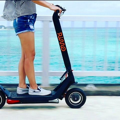 キックボードを体験する女性