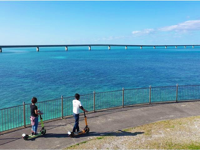 沖縄の海を見ながらキックボード体験