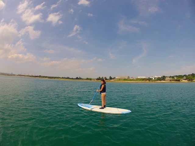 SUPを操縦し広大な海を思うがままに進む