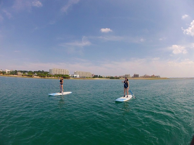 エメラルドグリーン鮮やかな沖縄の海でのSUP