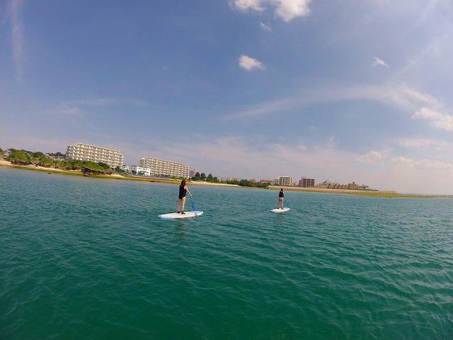 穏やかな沖縄の海で楽しむSUP