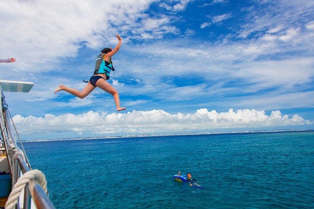 沖縄 那覇発 慶良間半日マリンスポーツ ウォータースライダー ジャンプ台が遊び放題 半日コース 完全少人数制 Ok 135 沖縄トリップ 沖縄 最大級のアクティビティ予約サイト
