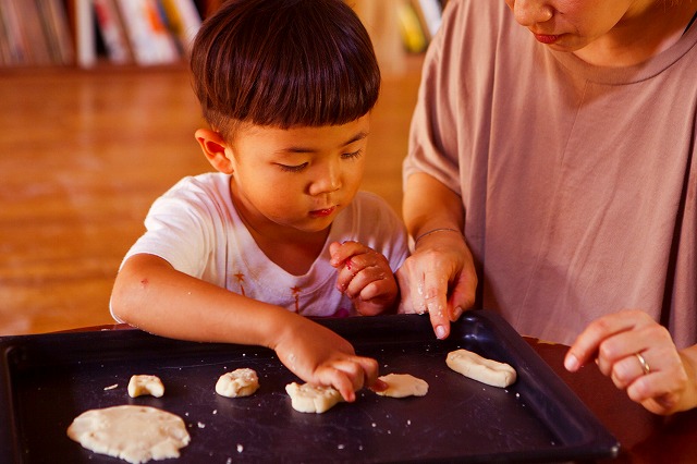 ちんすこうを作る子供