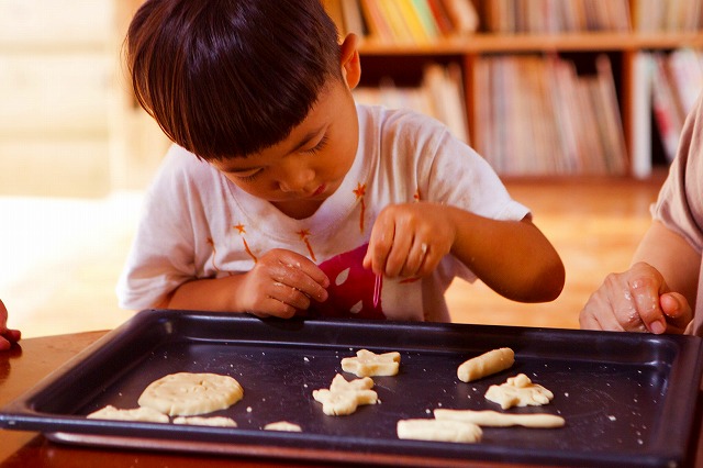 粘土遊び感覚で楽しめるちんすこう作り体験