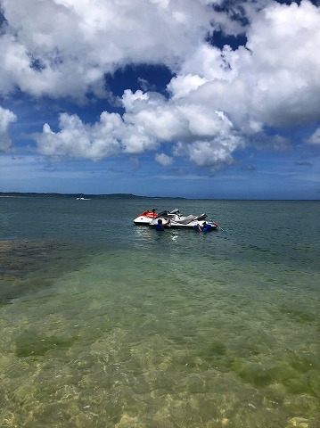 エメラルドグリーンの沖縄の海に浮かぶジェットスキー