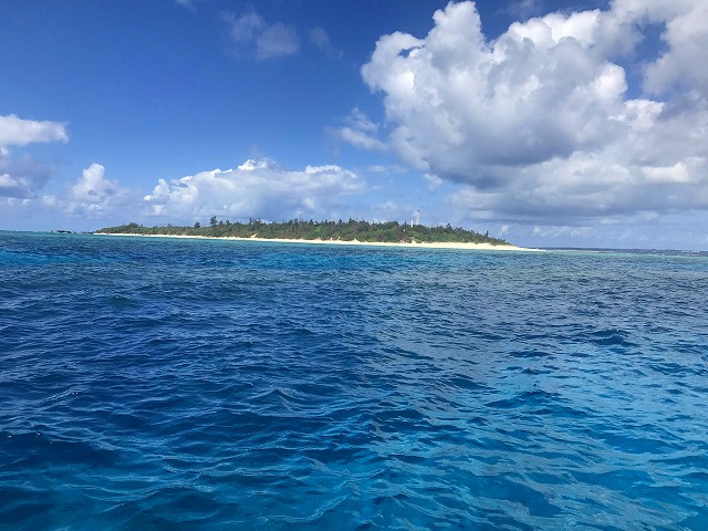 沖縄の海にポツンと浮かぶ島