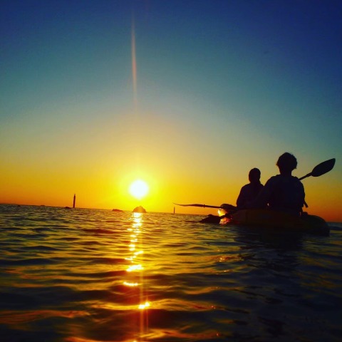 夕日で真っ赤に染まる海でのカヤック