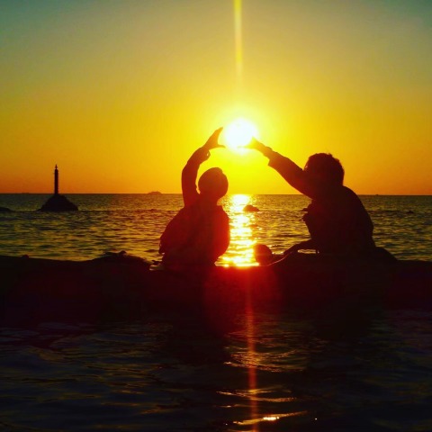 夕陽をバックに海上で記念撮影