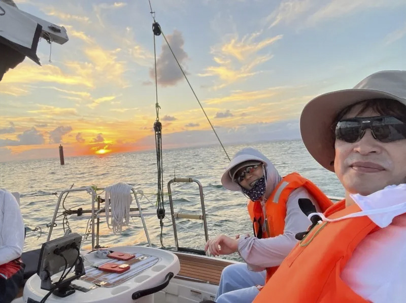夕暮れの海を、贅沢に沖縄の海を贅沢に！サンセットヨットクルーズ
