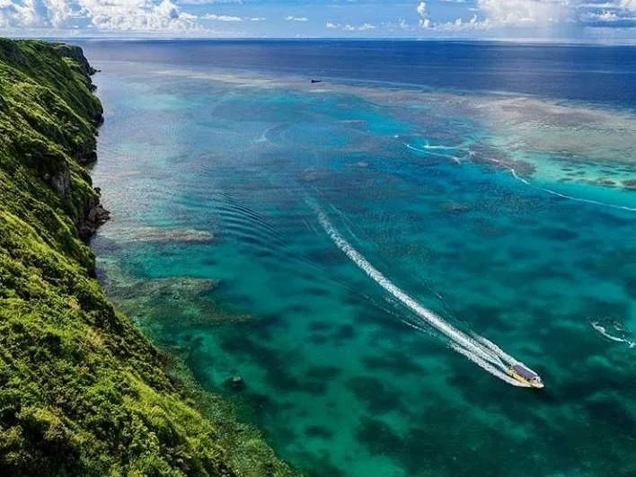 あなたも竜宮城へ誘われる！？伊良部島・青の絶景を満喫するグラスボート＆秘境シーカヤックツアー