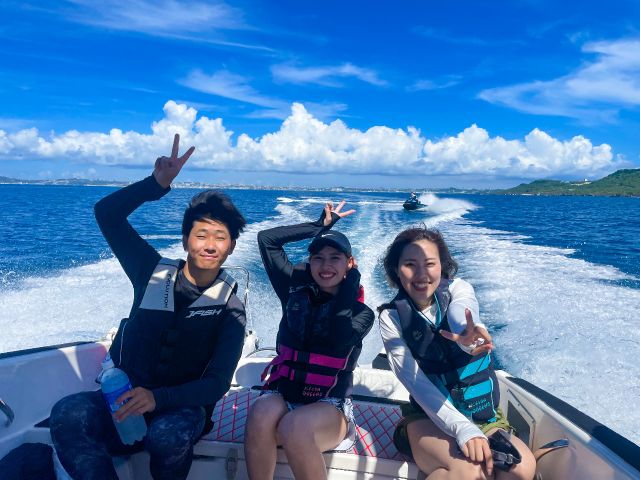 沖縄の海を独占！思い出保証の半日貸切クルージングで、秘密の楽園へ