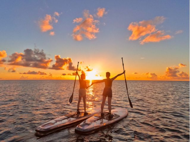 夕焼けに染まる海を、SUPで自由に冒険！